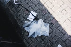 折れた傘（白）